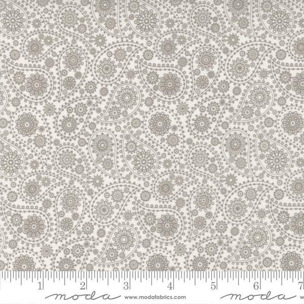 Late October Paisley By Sweetwater For Moda Vanilla / Concrete